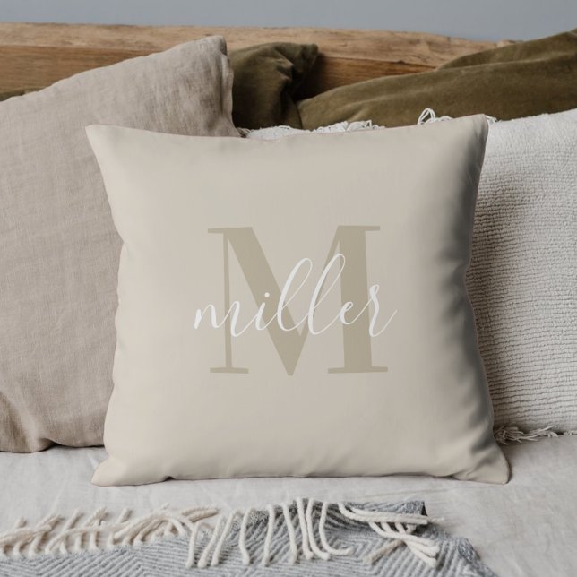 Coussin Monogramme de nom de famille beige moderne (Créateur téléchargé)