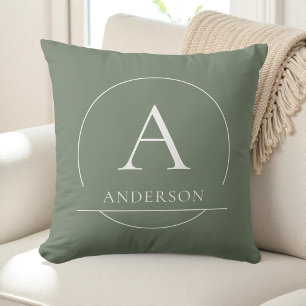 Coussin Monogramme de nom de famille simple vert sauge mod