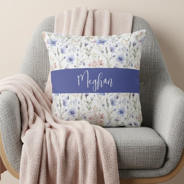 Coussin Monogramme de nom de fleur sauvage aquarelle bleu  (Créateur téléchargé)