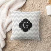 Coussin Monogramme de Quatrefoil noir gris clair (Couverture)