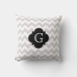 Coussin Monogramme de Quatrefoil noir gris clair