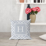 Coussin Monogramme de treillis en bambou géométrique gris<br><div class="desc">Notre coussin neutre à motifs de bambou gris et blanc est la touche préppie parfaite pour votre canapé, patio ou espace de vie. Cette conception géométrique moderne et surdimensionnée de la motif classique en treillis de bambou donne au rétro preppy staple une nouvelle sensation. Carré lancer oreiller dispose d'un motif...</div>
