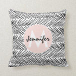 Coussin Monogramme de Zigzag à main noire et blanche moder<br><div class="desc">Ce motif en zigzag griffé à la main,  noir et blanc,  est parfait pour un personnage élégant et tendance. C'est unique et l'impression classique est parfait pour de nombreux cadeaux et occasions. Il suffit de customiser ce design avec votre nom monographique personnel et initial!</div>