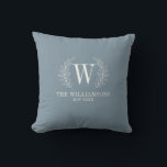 Coussin Monogramme Élégant Nom de Famille Bleu Poussiéreux<br><div class="desc">Ce coussin décoratif bleu et blanc est orné d'un monogramme de feuille de laurier et de votre nom et date de mariage. Un ajout cosy à votre décoration intérieure. Fait un excellent cadeau pour les mariages et les anniversaires. Personnalisez-le avec votre initiale, votre nom et votre date de mariage. Disponible...</div>