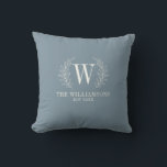 Coussin Monogramme élégant Nom de famille Bleu poussiéreux<br><div class="desc">Ce coussin décoratif bleu et blanc est orné d'un monogramme de feuille de laurier et de votre nom et date de mariage. Un ajout cosy à votre décoration intérieure. Convient parfaitement pour les mariages et les anniversaires. Personnalisez-le avec votre initiale, votre nom et votre date de mariage. Disponible dans une...</div>