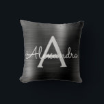 Coussin Monogramme en métal brossé moderne noir Nom<br><div class="desc">Monogramme en métal brossé moderne et élégant Nom et Coussin initial. Le coussin fait le cadeau d'anniversaire ou de Noël parfait pour quelqu'un décorant sa chambre avec style.</div>