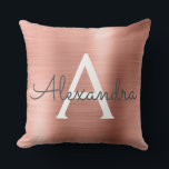 Coussin Monogramme en métal brossé rose or Nom et initiale<br><div class="desc">Rose Gold Foil brossé nom du monogramme métallique et Coussin initial. La coussin est un cadeau parfait pour quelqu'un qui décorait sa chambre en or rose.</div>