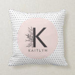 Coussin monogramme floral à point de Polka<br><div class="desc">Coussin monogramme floral à point de Polka. Avec de l'espace pour votre initiale et nom,  c'est un cadeau d'idée pour une chambre pour filles moderne</div>