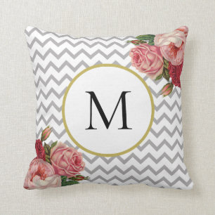 Coussin Monogramme floral Vintage de Girl Grey White Chevr
