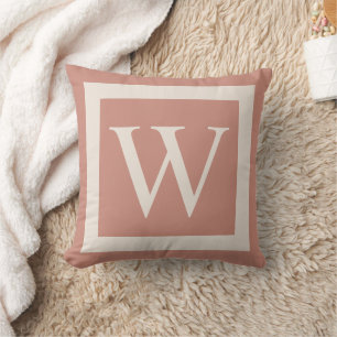 Coussin Monogramme géant sur Terra Cotta Arrière - plan