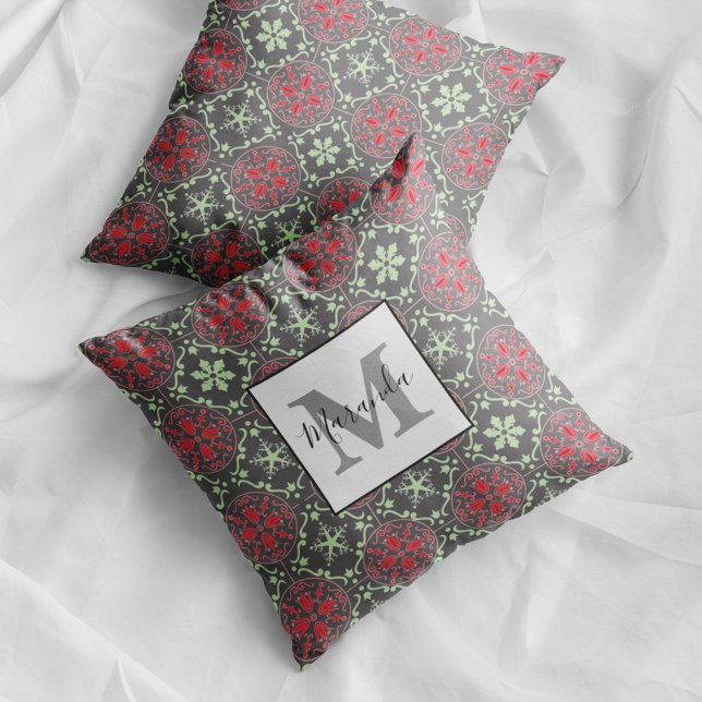 Coussin Monogramme gris flocon de neige de Noël (Gray snowflake Christmas monogram pillow with personalized name festive holiday decor accent.)