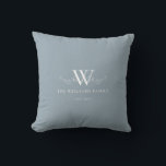 Coussin Monogramme initial de la famille personnalisée rus<br><div class="desc">Monogramme initial de la famille personnalisée rustique. Créez votre propre oreiller à jetons personnalisé avec votre nom de famille,  monogramme et élégants accents minimalistes rustiques.</div>