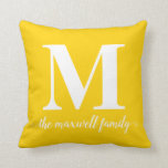 Coussin Monogramme jaune brillant rustique moderne Script<br><div class="desc">Classic Elegant Chic Monogram Family Script Jeter l'oreiller Vous pouvez facilement customiser la couleur du texte avec l'outil "Personnaliser" ou n'hésitez pas à me contacter.</div>