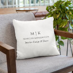 Coussin Monogramme minimaliste moderne ou ajouter un logo<br><div class="desc">Oreiller minimaliste moderne. Noir & Blanc ou choisissez vos couleurs personnalisées. Idéal pour les petites entreprises, les marques d'entreprise, les indépendants, les vendeurs en ligne à domicile et plus encore. Facile à personnaliser avec vos initiales monographiques, nom et information d'entreprise, titre de poste, slogan ou même ajouter votre logo ou...</div>