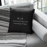 Coussin Monogramme minimaliste ou ajouter un logo Business<br><div class="desc">Oreiller minimaliste moderne. Noir & Blanc ou choisissez vos couleurs personnalisées. Idéal pour les petites entreprises, les marques d'entreprise, les indépendants, les vendeurs en ligne à domicile et plus encore. Facile à personnaliser avec vos initiales monographiques, nom et information d'entreprise, titre de poste, slogan ou même ajouter votre logo ou...</div>