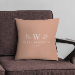 Coussin Monogramme moderne élégant personnalisé Nom de fam<br><div class="desc">Serrez-vous dans le style ! Notre coussin monogramme moderne et élégant, le charme de la famille sur mesure sur la pêche élégante. Confort confortable, personnalisé pour votre nid. 🏡 💙 #HomeDecor #MonogramMagic Nouveau nom personnalisé monogramme jetez l'oreiller avec votre nom de famille et initial ainsi que nous avons établi année...</div>
