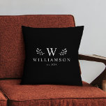 Coussin Monogramme moderne élégant Personnalisé Nom de fam<br><div class="desc">Serrez-vous dans le style ! Notre coussin monogramme moderne et élégant, le charme personnalisé de la famille sur le noir. Confort confortable, personnalisé pour votre nid. 🏡 💙 #HomeDecor #MonogramMagic Moderne et élégant monogramme nom personnalisé tout juste jetez l'oreiller avec votre nom de famille et initial ainsi que nous année...</div>