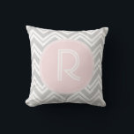Coussin Monogramme Motif Gray and Blush Chevron<br><div class="desc">Coussin personnalisable avec motif chevron . D'autres couleurs et d'autres motifs sont disponibles.</div>