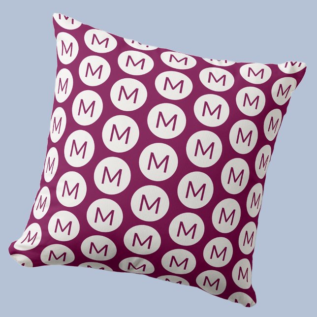 Coussin Monogramme Motif initial de point rose personnalis (Polka dot spot pattern modern monogram initial personalized pillow In cherry pink and white)