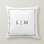 Coussin Monogramme noir et blanc Simple Classic Minimalist<br><div class="desc">Un simple oreiller à jetons carré avec un design moderne et élégant avec votre monogramme à deux lettres entouré d'une fine bordure en noir et blanc classique. Cet oreiller design et chic fait un grand cadeau mariage pour un couple minimaliste.</div>
