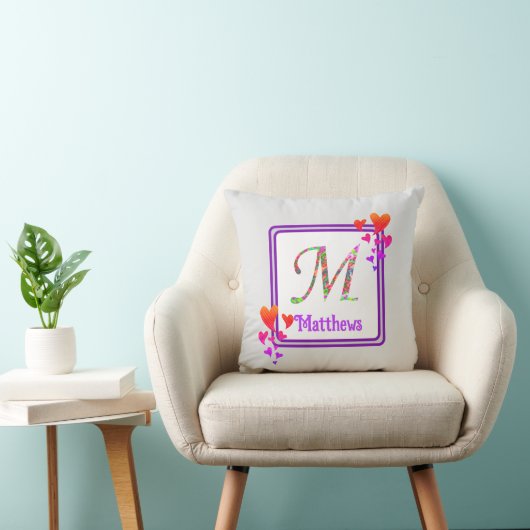 Coussin Monogramme Nom de Famille Couleur Violette Cœurs I (Chaise)