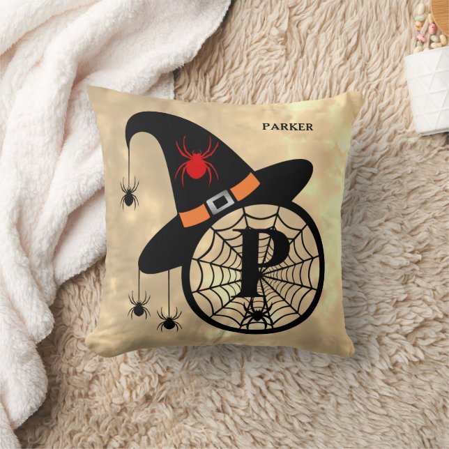 Coussin Monogramme P Halloween Sky Witch Nom des araignées (Couverture)