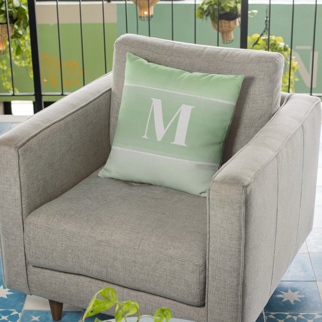 Coussin Monogramme personnalisé simple et vert moderne (Watercolor green monogram throw pillow)