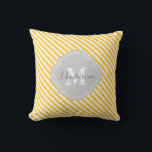 Coussin Monogramme rayé jaune et gris<br><div class="desc">Trendy Yellow and Grey Stripes Monogrammed Decor Lance Oreiller. Doté d'un cadre monogramme de quatrefoil preppy mignon. Cliquez sur "customisez-le" pour personnaliser avec votre nom et vos initiales.</div>