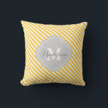 Coussin Monogramme rayé jaune et gris<br><div class="desc">Trendy Yellow and Grey Stripes Monogrammed Decor Lance Oreiller. Doté d'un cadre monogramme de quatrefoil preppy mignon. Cliquez sur "customisez-le" pour personnaliser avec votre nom et vos initiales.</div>