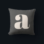 Coussin Monogramme rétro simple en noir et blanc<br><div class="desc">Simple Noir et Blanc Gras Rétro Monogramme initial Pilote</div>