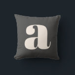 Coussin Monogramme rétro simple en noir et blanc<br><div class="desc">Simple Noir et Blanc Gras Rétro Monogramme initial Pilote</div>