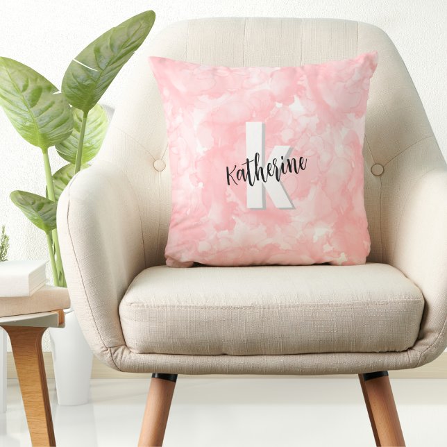 Coussin Monogramme rose aquarelle moderne (Modern Girly Watercolor Pink Monogram Throw Pillow)