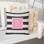 Coussin Monogramme rose en bande noire et blanche extérieu<br><div class="desc">Ajoutez un style audacieux et moderne à votre patio, à votre terrasse ou à votre piscine avec notre oreiller extérieur monogrammé en noir et blanc chic avec un pop de rose girly. Le design présente de larges rayures horizontales en noir et blanc sur les deux côtés, avec votre monogramme initial...</div>