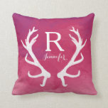 Coussin Monogramme Rustique Antlers Aquarelle rose vif<br><div class="desc">Un arrière - plan d'aquarelle brillant avec des éclaboussures et des touches de pinceau rouge, rose et violet jette les bases d'un bel article tendance. Personnalisez-le avec votre nom et monogramme ! Une paire de bois de cerfs blancs d'Europe rustique ajoute une touche de pays. Fait un cadeau artistique pour...</div>