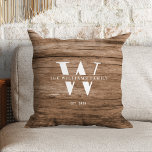 Coussin Monogramme Rustique moderne Nom de famille Bois Vi<br><div class="desc">Cet oreiller rustique et moderne présente votre monogramme de famille et votre nom sur un fond imprimé en bois brun moyen dans un design de typographie vintage rétro. Customisez avec votre nom de famille et l'initiale et faites de cette maison votre propre garde unique pour la maison de ferme style...</div>