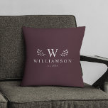 Coussin Monogramme Rustique moderne Personnalisé Nom de fa<br><div class="desc">Maroon moderne monogrammed nom personnalisé jetez oreiller avec votre nom de famille et initiale ainsi que nous année établi entouré d'illustrations de branches fantaisie. Minimaliste,  simple et élégant,  ce riche coussin de famille rouge marron foncé est un mariage parfait ou un cadeau tout neuf pour la Saint-Valentin!</div>