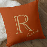 Coussin Monogramme simple et ordinaire - Orange et miel br<br><div class="desc">Élégant oreiller à jetons monogrammed que vous pouvez personnaliser. Le modèle est configuré pour vous permettre d'ajouter une initiale et votre nom. Ce design simple et sobre est dans une palette de couleurs de champagne d'orange brûlé et de miel. Consultez notre magasin pour trouver les articles correspondants et coordonnés.</div>