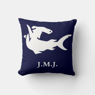 Coussin Monogramme sous requin blanc sur bleu marine