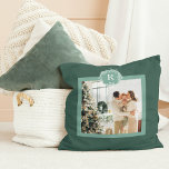 Coussin Monogramme vert moderne | Photo de famille | Initi<br><div class="desc">Monogramme vert moderne | Photo de famille | Les premiers Coussins font des cadeaux réfléchis et pratiques, offrant confort et détente au destinataire. Voici une description du coussin comme cadeau : Offrez le cadeau du confort et de la relaxation avec ces coussins luxueux. Conçus avec les meilleurs matériaux, ces coussins...</div>
