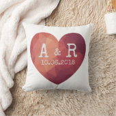 Coussin Monogrammes de couple à coeur rouge moderne et dat (Couverture)