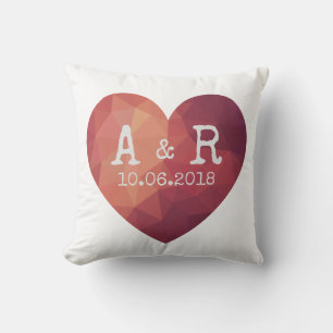 Coussin Monogrammes de couple à coeur rouge moderne et dat