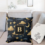 Coussin Monographie des étoiles de lune motif en or bleu<br><div class="desc">Arrière - plan bleu foncé,  décoré de nuages,  d'étoiles dorées et de lunes. Personnalisez et ajoutez la lettre monogramme du bébé.</div>