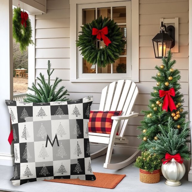 Coussin Monographie moderne de pins noirs et blancs rustiq (Modern rustic pine trees black and white monogrammed Christmas outdoor pillow.)