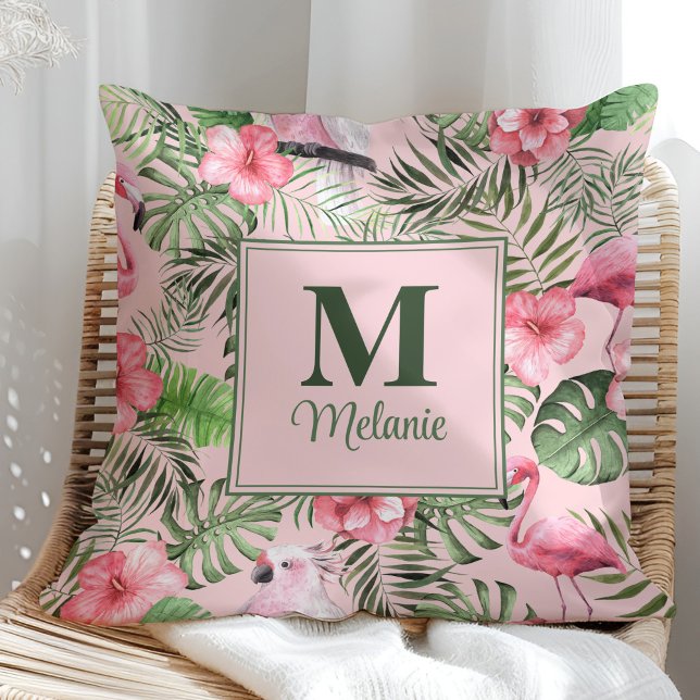 Coussin Monstera Tropicale et Monogramme de Flamant Rose (Tropical Monstera and Flamingo Monogram Throw Pillow in a sunny rattan armchair.)
