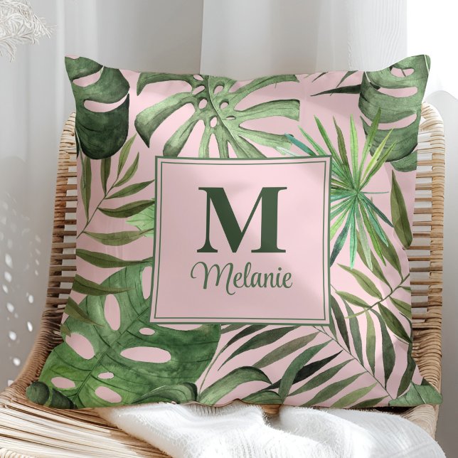 Coussin Monstère tropicale Nom personnalisé et initiale (Tropical Monstera Custom Name and Initial Throw Pillow in a sunny rattan armchair.)