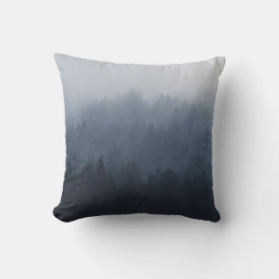 COUSSIN MONTAGNE AVEC FORÊT DANS LE BROUILLON