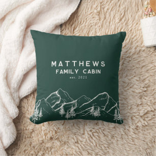 Coussin Montagnes de famille d'hiver de monogramme vert ru