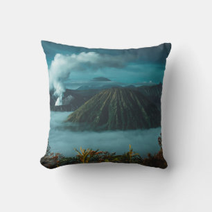 COUSSIN MONTAGNES VERTES ENTOURÉES DE NUAGES BLANCS