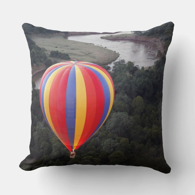 Coussin Montgolfière au-dessus de la rivière Mara (Recto)