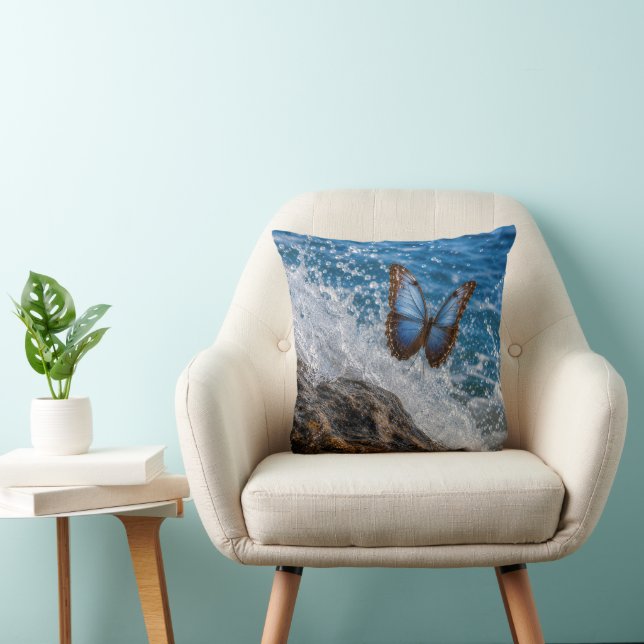 Coussin Morpho commun papillon volant au-dessus d'un roche (Chaise)